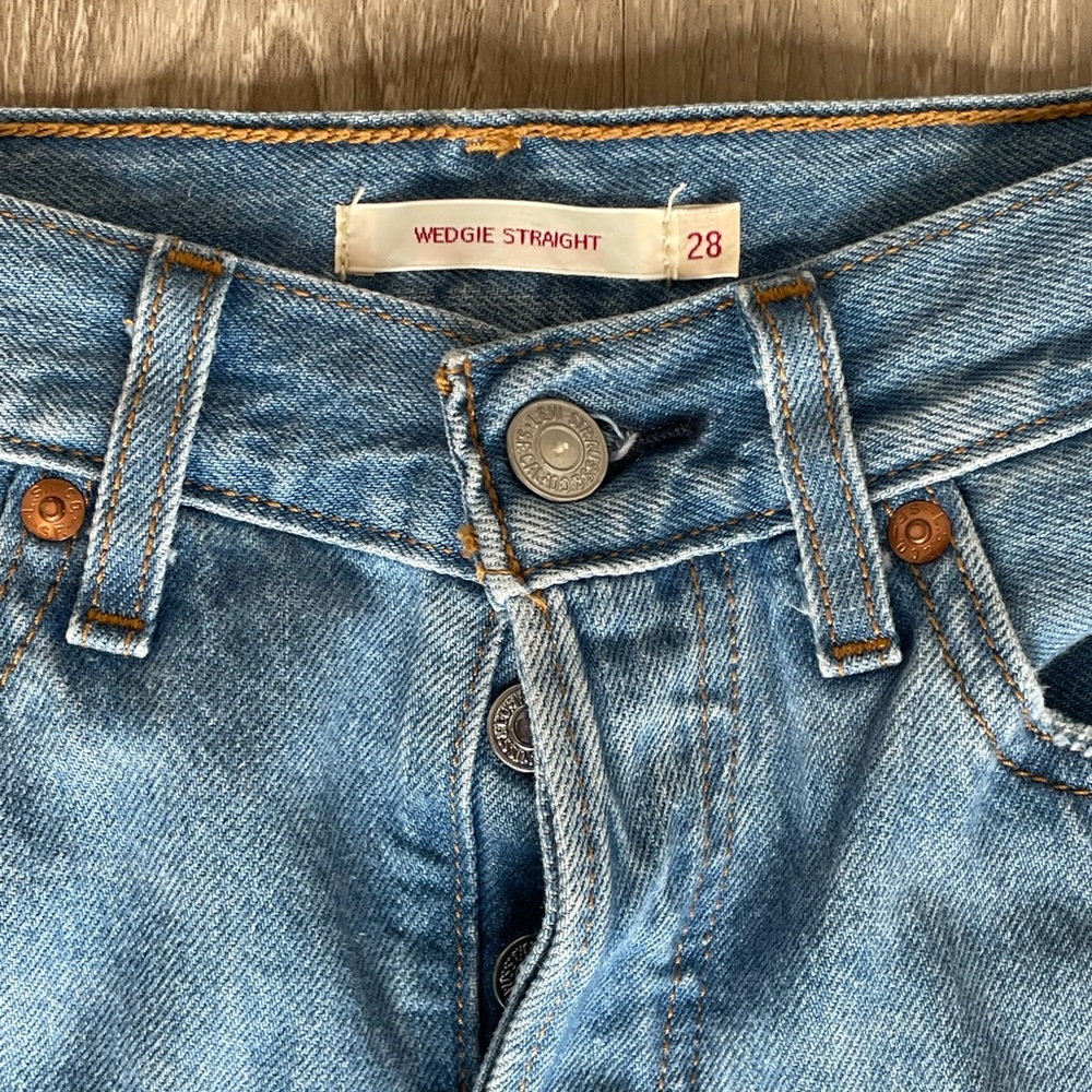 NEW LEVI WEDGIE STRAIGHT SIZE 28